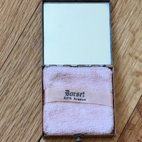 2 Vintage Compacts Elizabeth Arden (Octagon) and Dorset Fifth Avenue (Square) - Picture 10 of 12